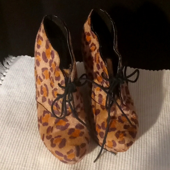 Womens lace up Leopard Booties - Picture 1 of 10